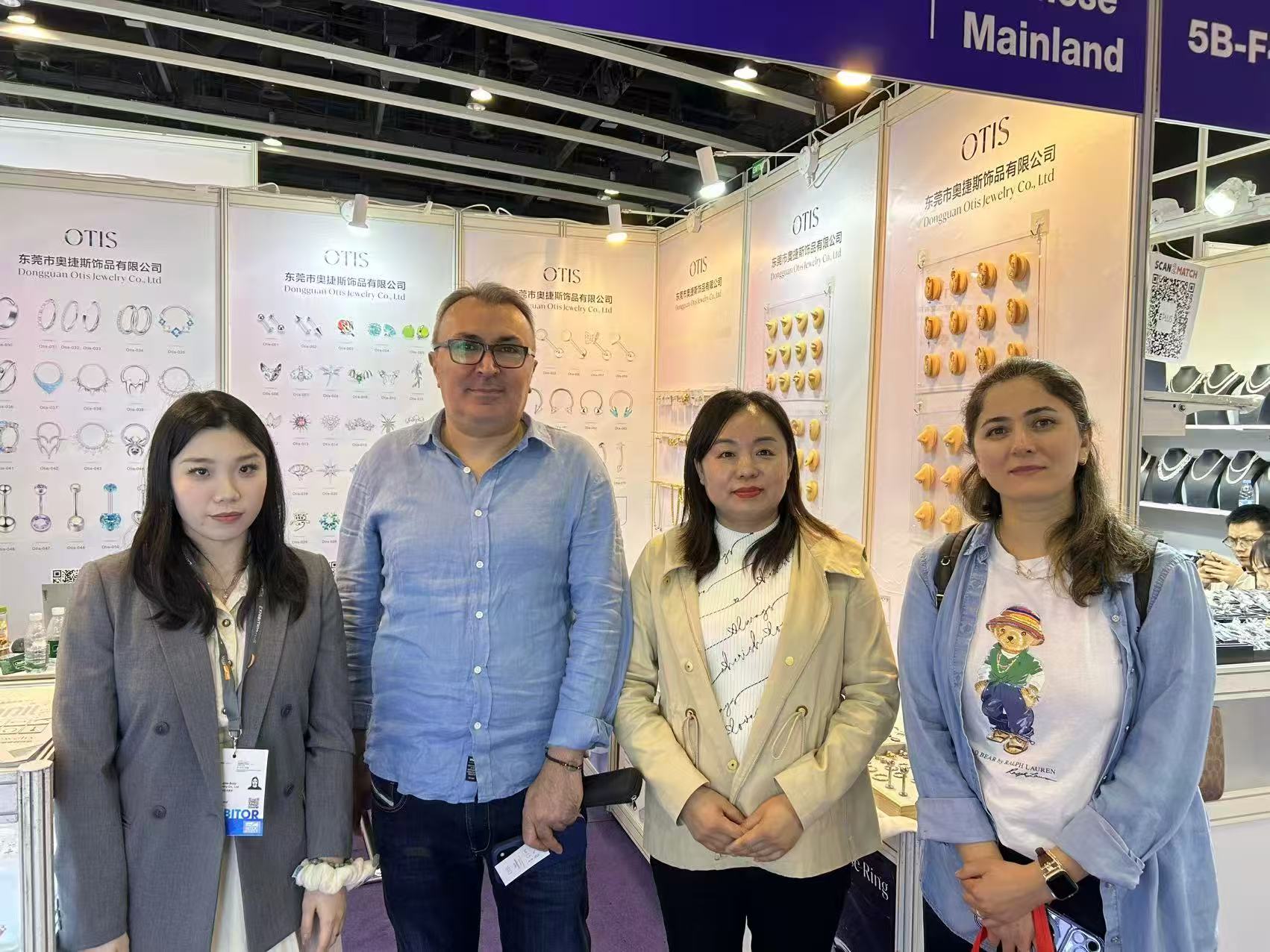 Aojiesi team engaging with international buyers at the Hong Kong expo