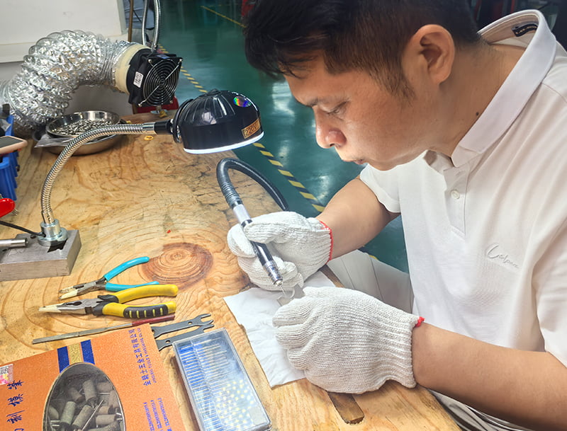 Aojiesi CEO personally conducting technical tests on the production floor
